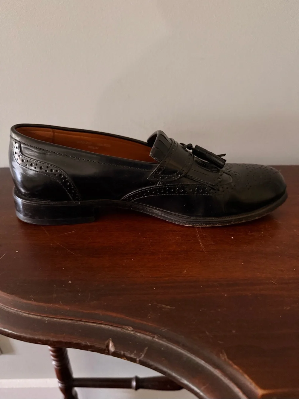 Vintage Y2K French Shriner men’s black slip on loafers with tassels. Size 10 1/2